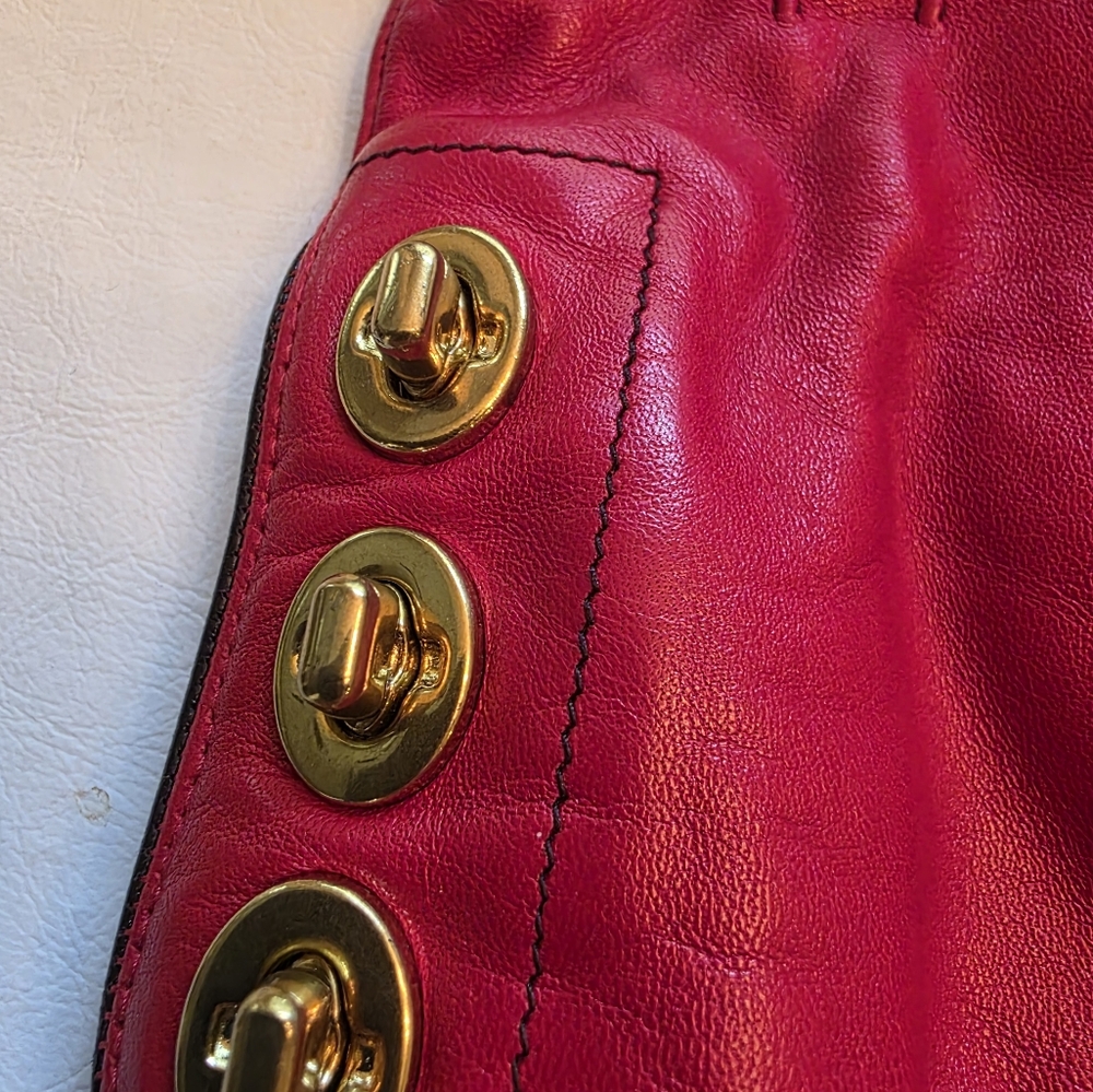 Elegant Red Coach Leather Gloves with Gold Buttons - Picture 14 of 14